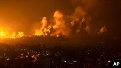 El fuego y el humo se elevan tras un ataque aéreo israelí en la ciudad de Gaza, el domingo 8 de octubre de 2023.