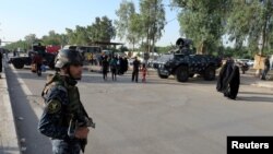 Pasukan keamanan Irak berjaga di distrik Kadhimiya, Baghdad (2/6). 