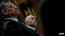 El secretario de Seguridad Nacional, Alejandro Mayorkas, y el secretario de Salud, Xavier Becerra, testifican durante audiencia de la Comisión de Asignaciones del Senado de EEUU en el Capitolio en Washington, el 8 de noviembre de 2023.