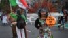 Activistas marchan por la ciudad durante su procesión anual del Primero de Mayo en apoyo de los derechos de los trabajadores y la libertad de los inmigrantes en Los Ángeles, California, el 1 de mayo de 2019.