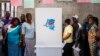 Des électeurs attendent au bureau de vote de Katendere, à Goma le 30 décembre 2018