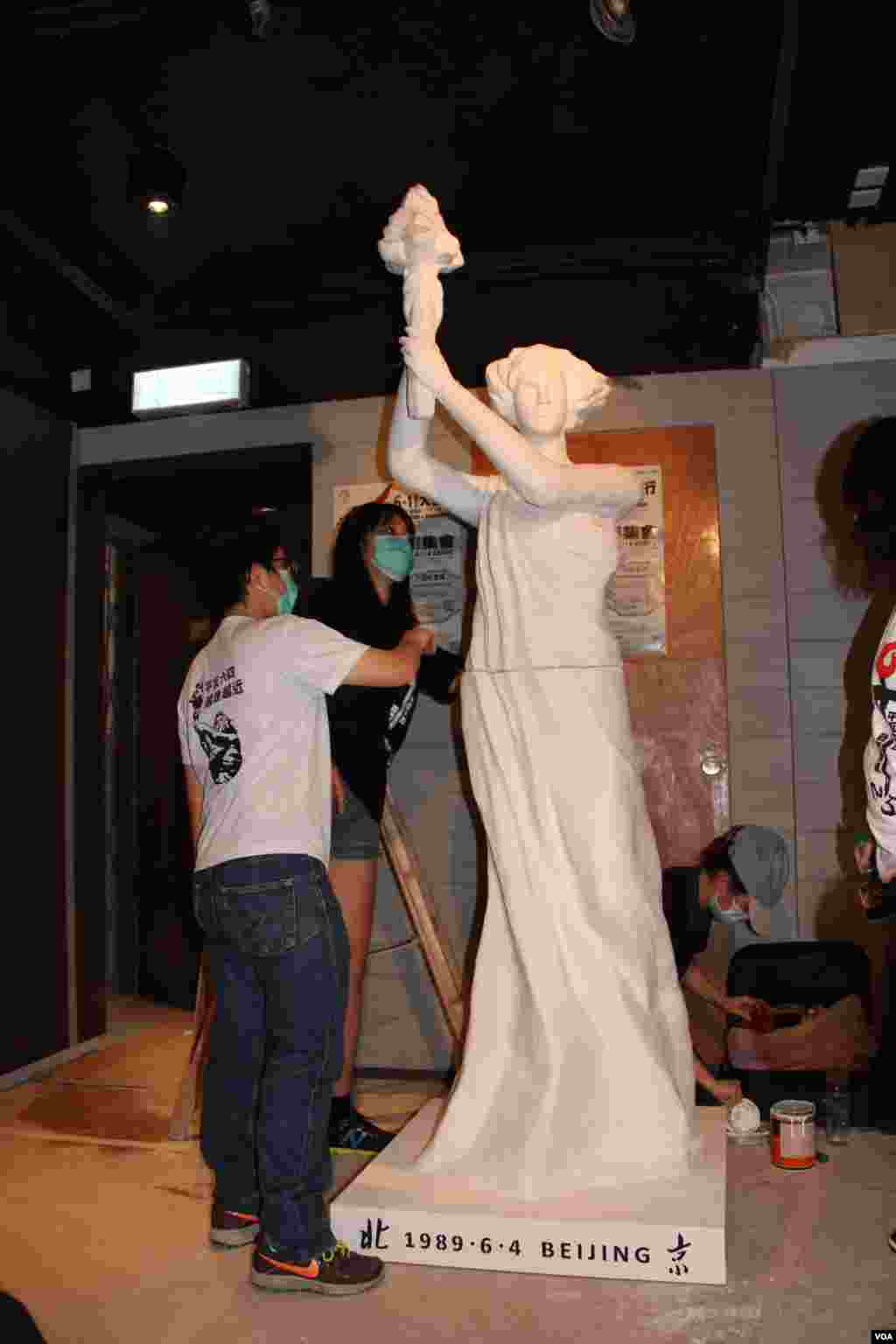 香港支聯會將民主女神像運送到六四紀念館豎立(美國之音圖片/海彥拍攝)