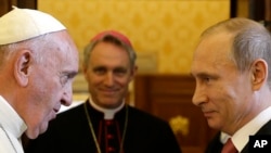 Paus Fransiskus dan Presiden Rusia Vladimir Putin di Vatican, Rabu, 10 Juni 2015. (AP Photo/Gregorio Borgia, Pool)