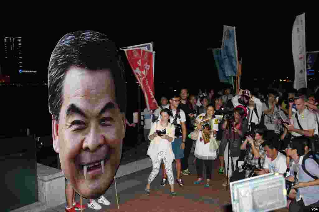 学联发起抗议梁振英拒绝对话公民抗命游行和留守礼宾府(美国之音图片/海彦拍摄)