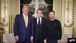 MM. Trump et Zelensky se sont longuement serré la main puis les trois hommes ont posé, l'air grave, devant les photographes dans un salon de l'Elysée, avant d'entamer leurs discussions à huis clos.