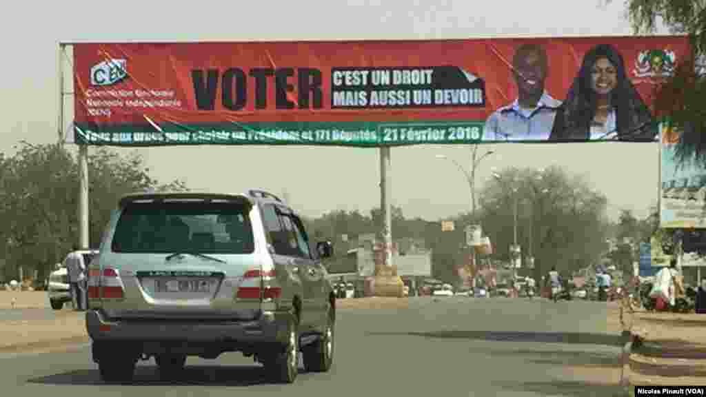 Une affiche de promotion de la Commission électorale nationale indépendante sensibilisant les Nigériens à prendre leurs cartes d’électeurs, Niamey, Niger, 16 février 2016. (VOA/Nicolas Pinault)