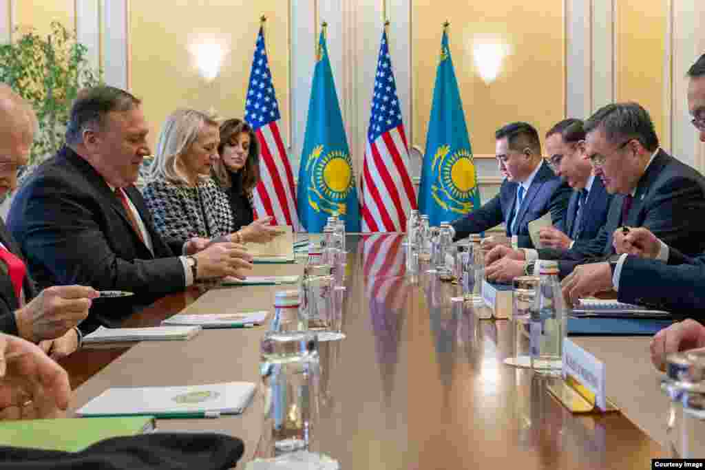 2-fevral kuni AQSh Davlat kotibi Mayk Pompeo Nur-Sultonda Qozog'iston Prezident Qosim-Jo'mart Tokayev, Tashqi ishlar vaziri Muxtor Tleuberdi bilan muloqot qildi. Pompeo Ameriika elchixonasida ham bo'ldi. Uyg'ur oilalar bilan ham uchrashdi. AQSh Qozog'iston va qo'shni davlatlarni Xitoyga biror uyg'urni topshirmaslikka chaqirmoqda.