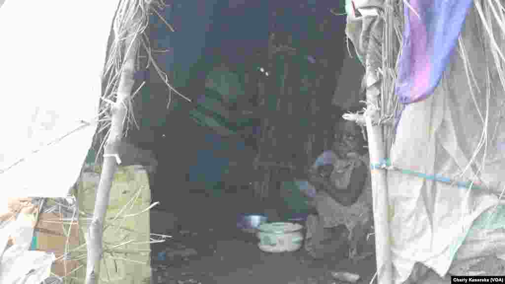 Une famille de déplacés internes qui a fui les massacres répétés perpétrés par des rebelles musulmans ougandais de l'Alliance des forces démocratiques ADF, vit dans une tente au site à OICHA à plus de 400 kilomètres au Nord de Goma, Beni, 28 octobre 2015 (Charly Kasereka/VOA).