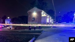 En esta foto divulgada por la policía de Baltimore se observan cintas acordonando el área de un tiroteo masivo el 2 de julio de 2023.