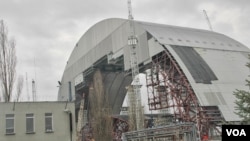 Un nouveau sarcophage construit sur le site de la catastrophe, Tchernobyl, 20 mars 2014(S. Herman/VOA)