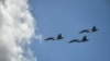 ARCHIVO - Tres cazas Sukhoi en formación durante un desfile en Caracas con motivo del Día de la Independencia, en julio de 2020.