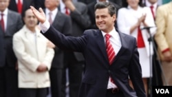 El PRI recibió la solicitud de registro de Enrique Peña Nieto como precandidato a presidente.