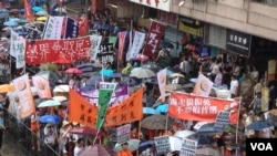 數以萬計的香港市民不顧三號風球警告 參加七一大遊行