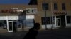Seorang remaja putra mengendarai sepeda melintas di supermarket Al-Noor dan toko Hookah di Hamtramck, Michigan, 14 November 2016. (Foto: Reuters)