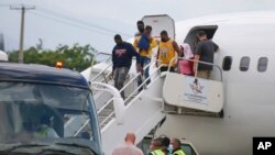 Imagen de archivo de haitianos desembarcando de un avión procedente de Estados Unidos en el aeropuerto de Puerto Príncipe, en Haití, el 19 de septiembre de 2021. Foto: AP.