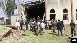 Militer Nigeria mengamankan gereja Katholik di Kaduna, Nigeria pasca serangan bom 28 Oktober lalu (foto: dok). Ledakan atas gereja di Kaduna (25/11) menewaskan sedikitnya 11 orang.