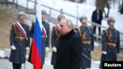 Ruski predsednik Vladimir Putin polaže venac na svečanosti obeležavanja 80. godišnjice borbe za Staljingrad (Foto: Sputnik/Kirill Braga/Kremlin via REUTERS)