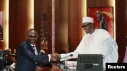Ibe Kachikwu, ministre nigérian du pétrole et directeur-général de la 'Nigerian National Petroleum Corporation' (NNPC) avec le président Muhammadu Buhari (à droite) lors d'une cérémonie d'investiture à Abuja, au Nigeria, le 11 novembre 2015. (REUTERS/Afolabi Sotunde)