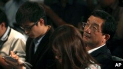 中国驻马来西亚大使黄惠康（右）参加3月12日的记者会