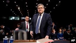 El nominado a fiscal general, William Barr, vuelve de un descanso en su audiencia ante el comité judicial del Senado. 