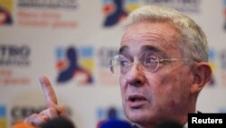 ARCHIVO- El expresidente de Colombia, Álvaro Uribe, habla con los medios después de su reunión con el presidente electo Gustavo Petro en Bogotá, Colombia, el 29 de junio de 2022.