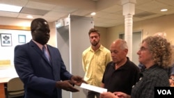 John Allen dan Joyce Krajian, orang tua dari mendiang wartawan lepas Christopher Allen, bertemu dengan Duta Besar Sudan Selatan Phillip Jada Natana di Washington, 26 Agustus 2019. (A.Bior/VOA)