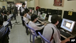 在河内使用网吧的学生