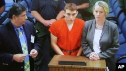 Un monitor de televisión muestra al sospechoso de la matanza, Nikolas Cruz, ante la jueza Theresa Mollica en un tribunal del condado Broward, en Fort Lauderdale, Florida.