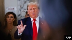 El expresidente estadounidense Donald Trump habla con los medios de comunicación durante el tercer día de su juicio por fraude civil en Nueva York, EEUU, el 4 de octubre de 2023.