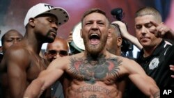 Floyd Mayweather et Conor McGregor, un jour avant leur combat, à Las Vegas, USA, le 25 août 2017.