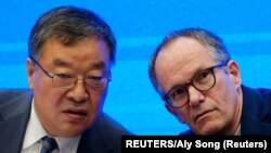 負責調查冠狀病毒病(新冠肺炎)起源的世界衛生組織團隊成員彼得·本·安巴雷克和中國國家衛生委員會新冠肺炎應對專家小組組長梁萬年出席在武漢市舉行的世衛組織-中國聯合研究新聞發布會。 （2021年2月9日）