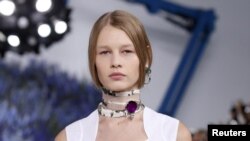 Model Sofia Machetner 14 yoshda.