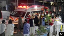 Rescue worker unload earthquake victims from an ambulance at a hospital in Saidu Sharif, a town Pakistan's Swat valley, March 21, 2023. 