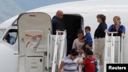 Se espera que el primer grupo, de mujeres y niños deportados, arribe el miércoles a la base aérea José Enrique Soto, donde serán recibidos por miembros de la Fuerza de Tarea para la Niñez, quienes les brindarán albergue y asesoría. 