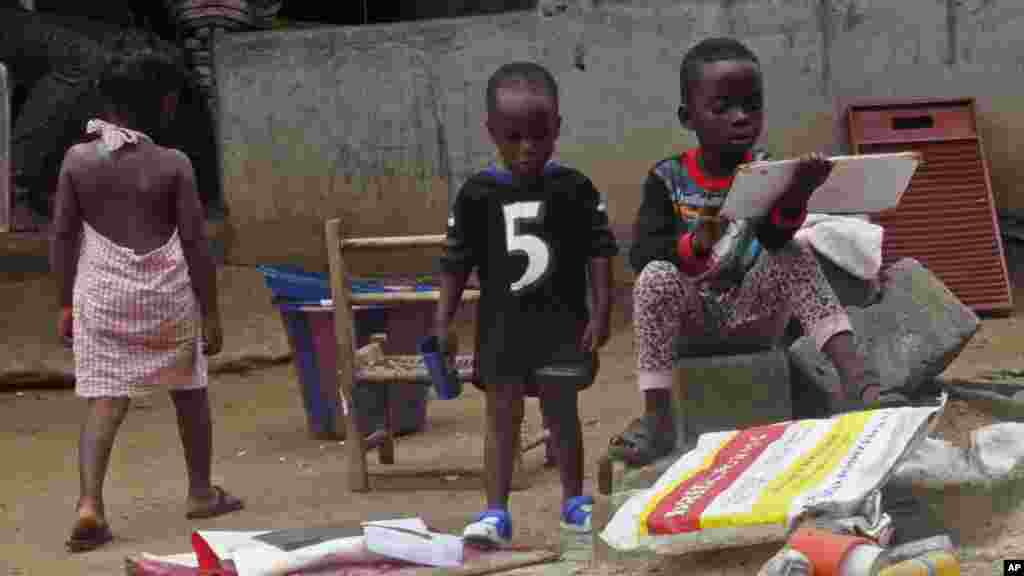 Des enfants mis en quarantaine en lien avec la mort d’un malade d’Ebola, dans le faubourg de Monrovia, Liberia, le 1er juillet 2015.