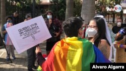 Integrantes del movimiento LGTBI participaron el lunes en una manifestación en las inmediaciones del Tribunal Supremo de Justicia en Caracas. [Foto: Álvaro Algarra, VOA]