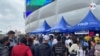 Largas filas de migrantes venezolanos esperan para recibir su Permiso de Protección Temporal en Colombia el jueves 27 de enero de 2022. Foto Jairo Chacón, VOA.