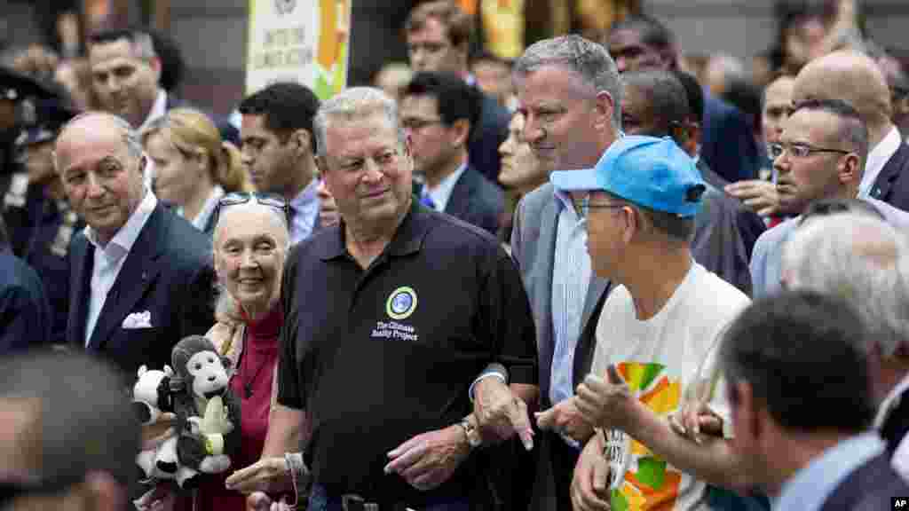 From left, French Foreign Minister Laurent Fabius, primatologist Jane Goodall, former U.S. Vice President Al Gore, New York Mayor Bill de Blasio, and U.N. Secretary General Ban Ki-moon participate in the People's Climate March, in New York, Sept. 21, 2014.