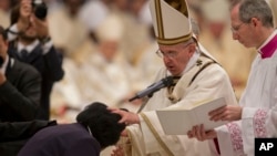 Le pape François baptise Rachel Khayesi du Kenya durant la nuit pascale en la basilique St Pierre du Vatican, le 4 avril 2015.