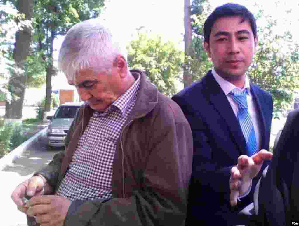 Sug'd viloyat hukumatining o'zbekcha nashri - "Su'g'd haqiqati" gazetasi Bosh muharriri, yosh ijodkor Farhod Jo'rayev fotomuxbirni tezroq ishlashga shoshirmoqda