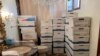 ARCHIVO: Esta imagen, que forma parte de la acusación al expresidente Donald Trump, muestra cajas de documentos en un baño de la finca Mar-a-Lago de Trump en Palm Beach, Florida.