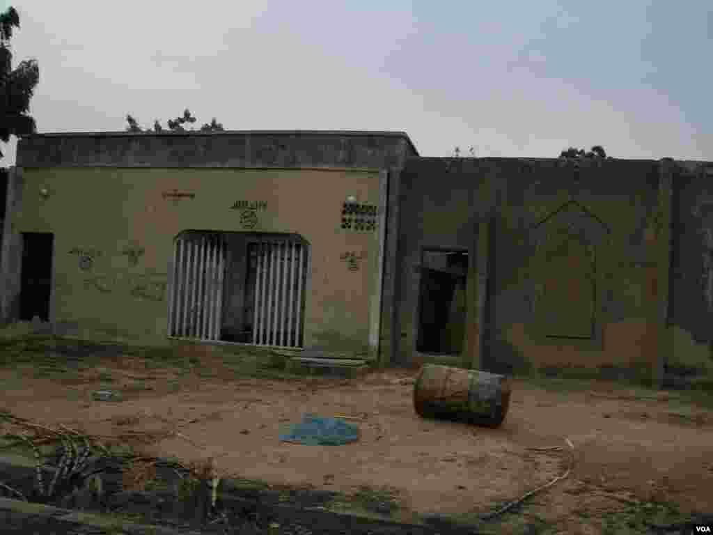 Wani gidan da 'yan Boko Haram suka manna tambarinsu jikin kofarsa a garin Bama