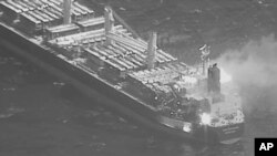 ARCHIVO: Esta foto en blanco y negro divulgada por el Comando Central del Ejército de EEUU muestra llamas en el carguero True Confidence tras un ataque de misiles de los rebelde hutíes de Yemen en el golfo de Adén el 6 de marzo de 2024.