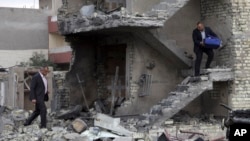 Warga mengumpulkan barang-barang mereka dari gedung-gedung yang hancur pasca ledakan bom di Baghdad, Irak, 12 Januari 2016 (Foto: dok).