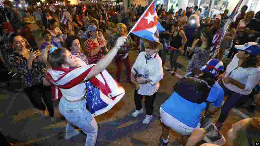 Plusiers jeunes cubains qui sont nés en exiles célèbrent la mort du dictateur en Floride, le 26 novembre 2016.