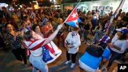 
En images : les réactions dans le monde après la mort de Fidel Castro

