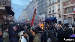 巴黎市中心發生槍擊事件並造成傷亡後,街頭抗議者與警察發生衝突。(2022年12月23日)