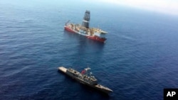ARCHIVO - En esta fotografía del martes 9 de julio de 2019, un buque de guerra de la Armada turca patrulla cerca del buque de perforación turco 'Fatih' que se dirige hacia el Mediterráneo oriental cerca de Chipre.