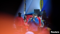 Oposición y gobierno de Venezuela conmemoran el Día de la Juventud con marchas callejeras, en Caracas, el 12 de febrero de 2022.
