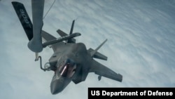 미 해군과 일본 해상자위대의 ‘노블 퓨전’ 연합훈련에 참가한 미 해군 F-35B 전투기가 4일 태평양 상공에서 KC-135 공중급유기로부터 공중 급유를 받고 있다.